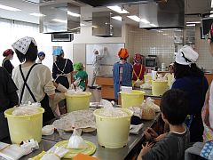 お母さん新聞 味噌作り教室20150325①-S.jpg