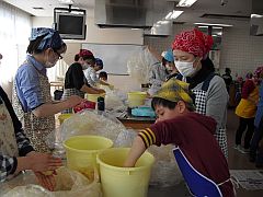 お母さん新聞 味噌作り教室20150325②-S.jpg