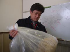 ともも味噌作り教室 濱野君①20120302-S.jpg