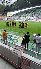 ヴィッセル　サポーターに挨拶する選手20120422-S.jpg