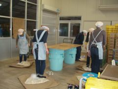 味噌作り社内パートさん達20110223-①.jpg