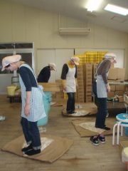 味噌作り社内パートさん達20110223-②.jpg