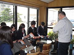 堺市の美原中学校生徒 見学20150331①-S.jpg