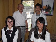 堺市立美原中学校 奥田先生と生徒 来社20150821-S.jpg