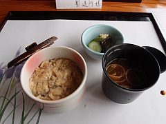 御飯「十穀ブレンド御飯 ゆばあん掛け 赤だし」20120522-S.jpg