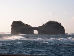 白浜クエを食う社員旅行20130126円月島-S.jpg