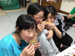 ＦＤのにおいをかぐ子供達20120515-S.jpg