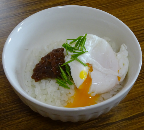 洋風たまご御飯　牛肉味噌 添え